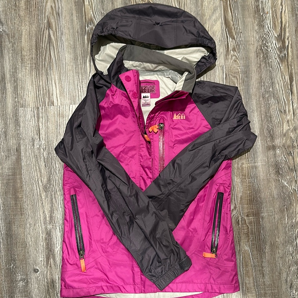 🆕 girls REI raincoat. Size girls Medium 10/12
